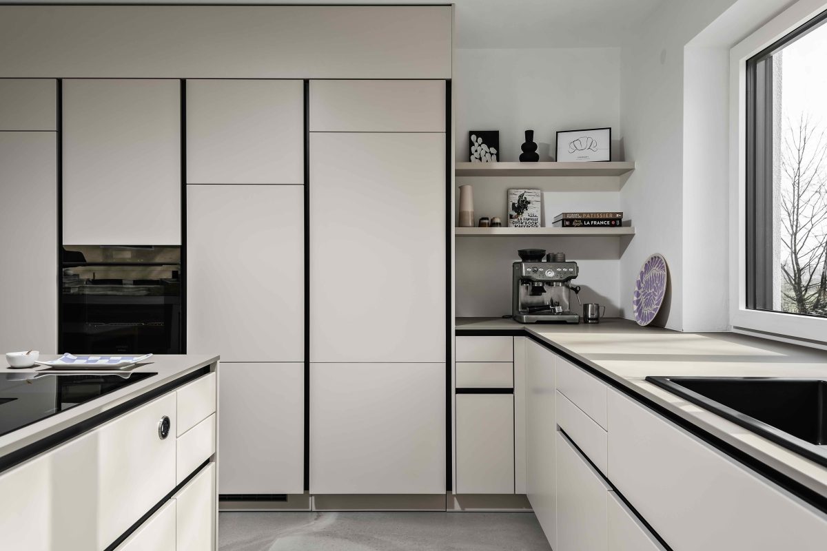 helle moderne Küche Silbermond Jasmin