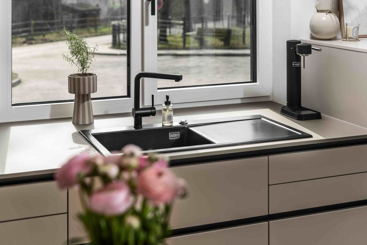 helle moderne Küche Silbermond Jasmin