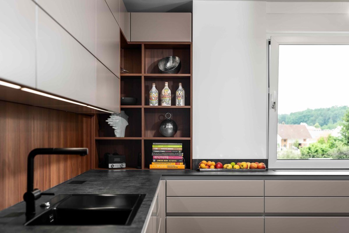 helle Küche mit dunkler Holzoptik Silbermond Jasmin