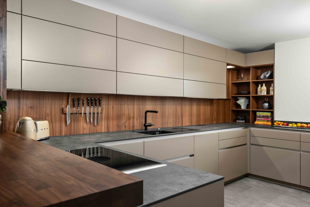 helle Küche mit dunkler Holzoptik Silbermond Jasmin