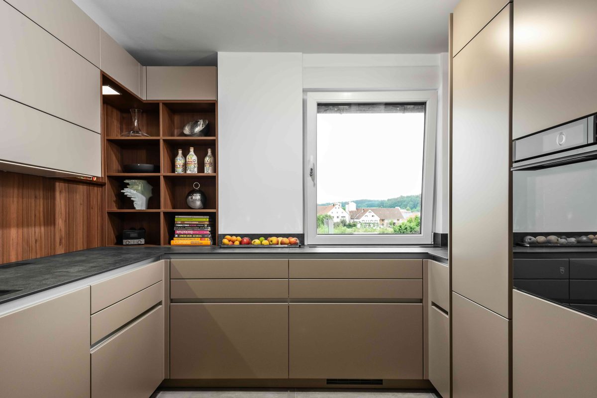 helle Küche mit dunkler Holzoptik Silbermond Jasmin