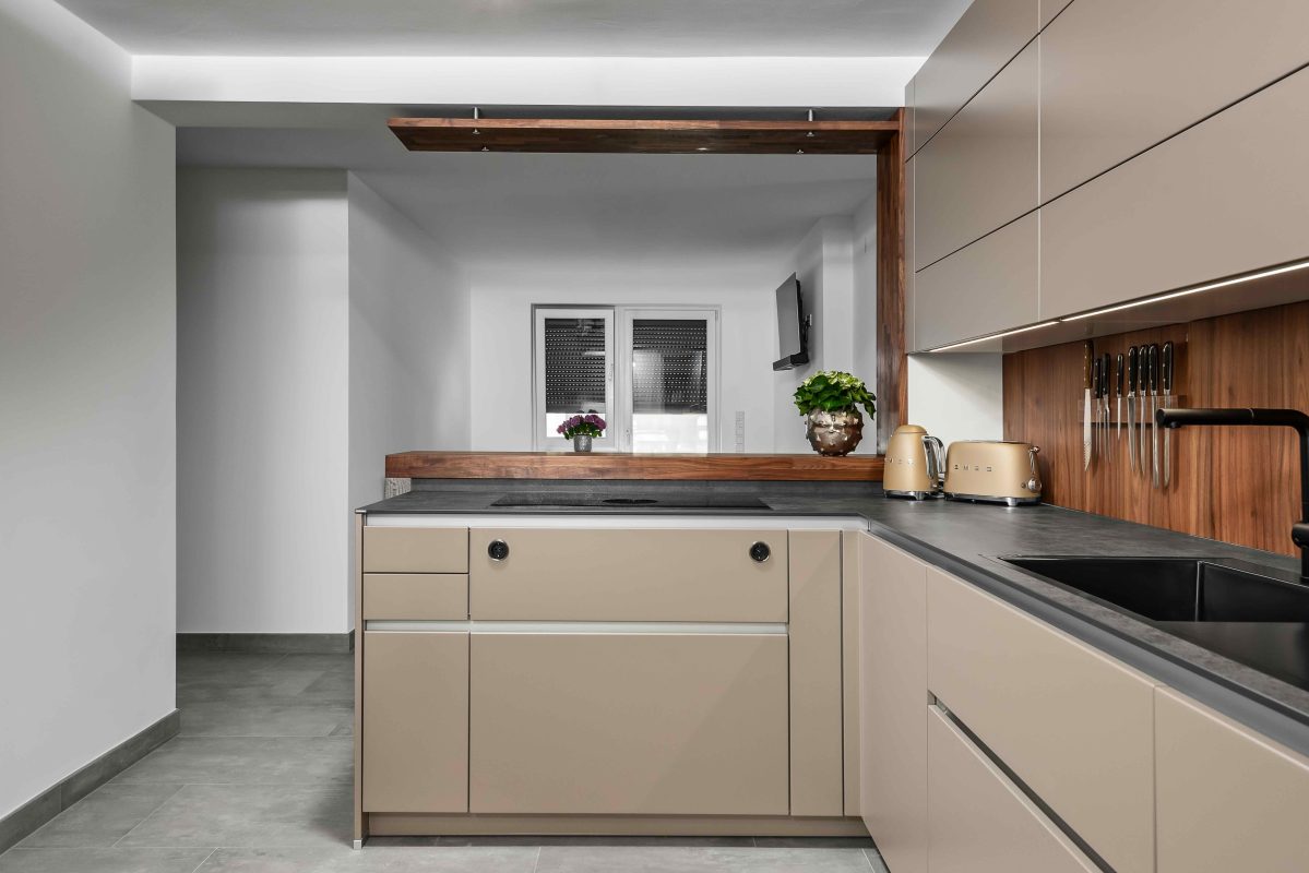 helle Küche mit dunkler Holzoptik Silbermond Jasmin