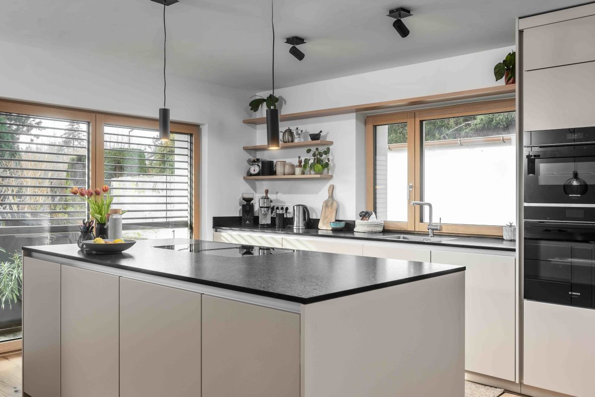 helle weiße Küche mit Insel Silbermond Polarweiß