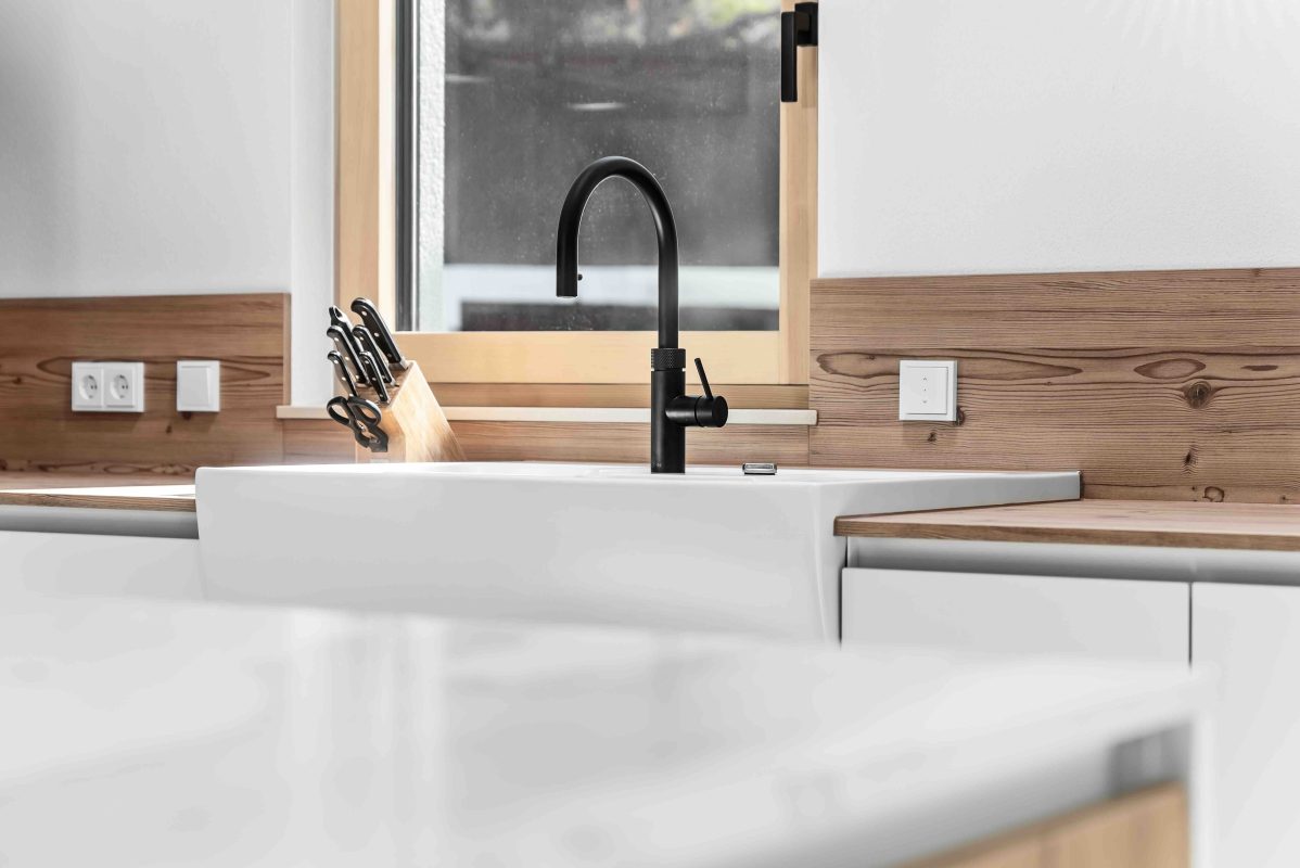 weiße helle Küche Polarweiß Silbermond