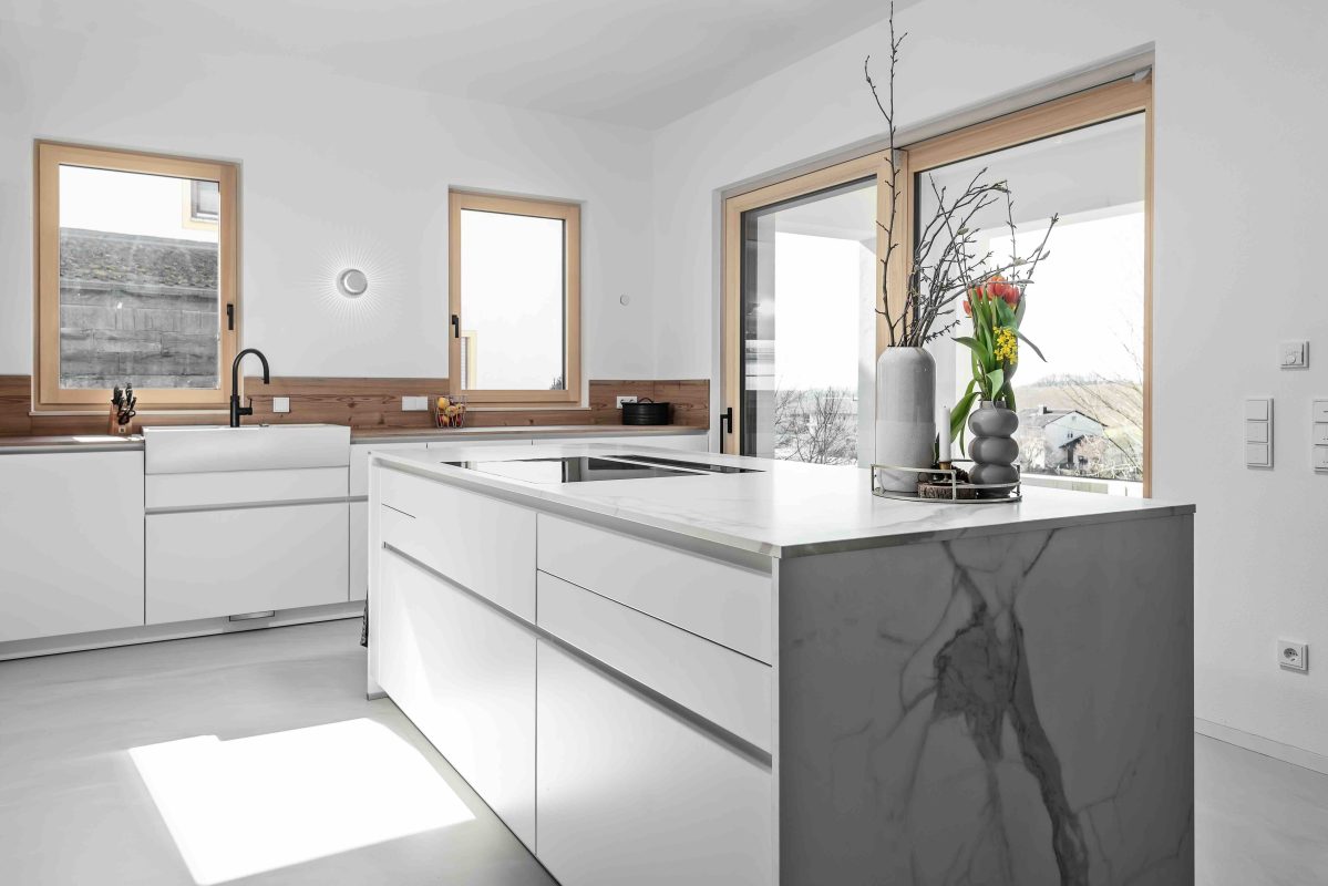 weiße helle Küche Polarweiß Silbermond