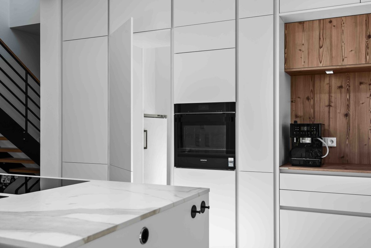 weiße helle Küche Polarweiß Silbermond