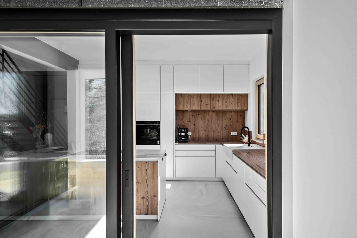 weiße helle Küche Polarweiß Silbermond