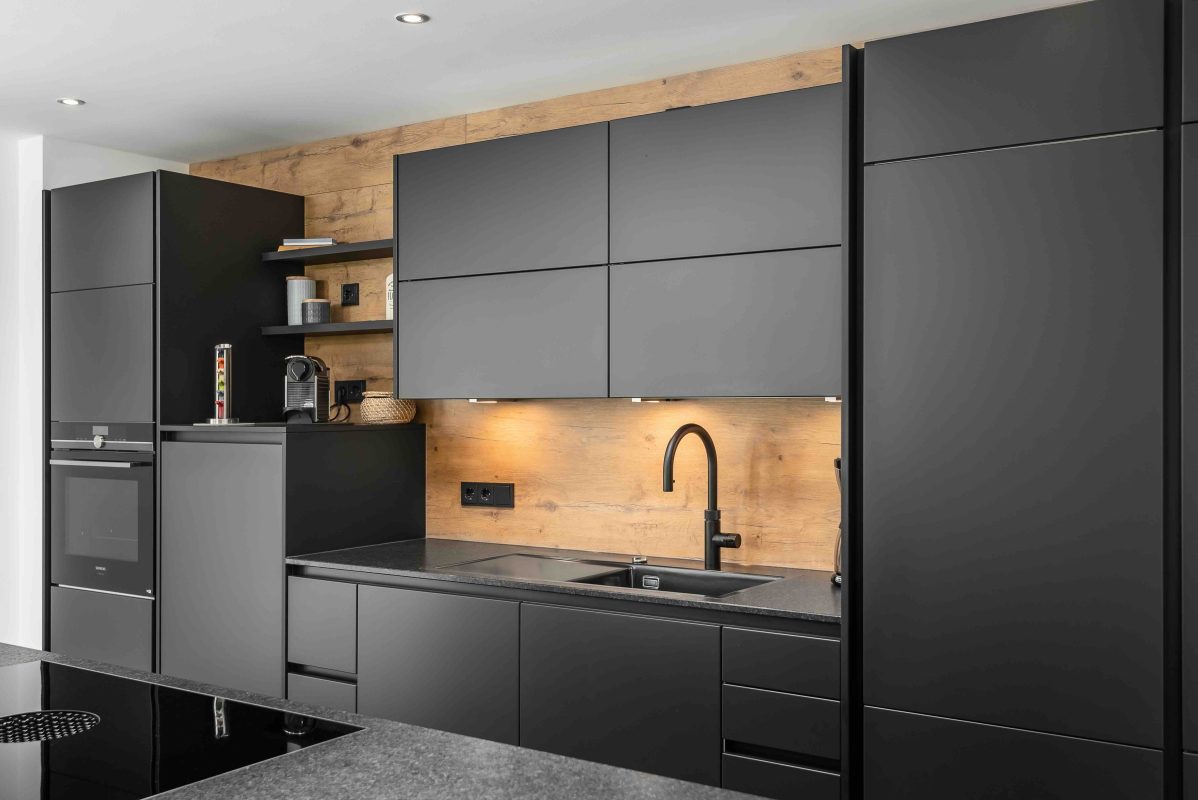 schwarze moderne Küche Anthrazit Silbermond