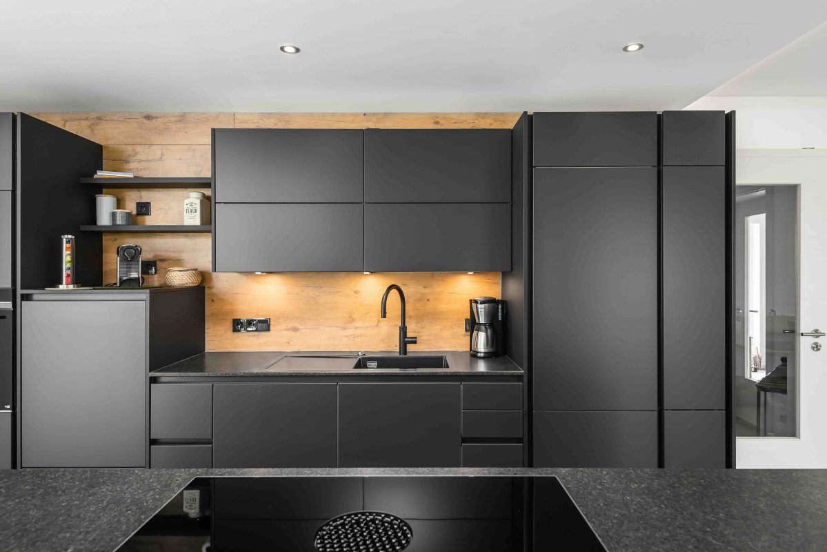 schwarze moderne Küche Anthrazit Silbermond